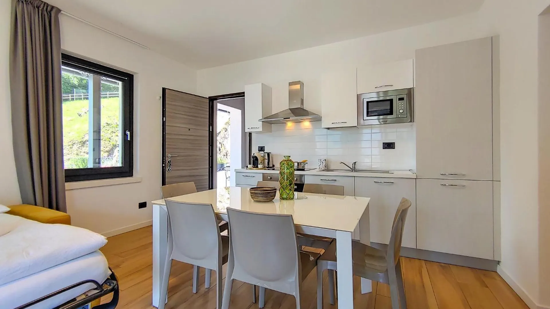 Apartament Dascio Oasi Ferienwohnung Dachterrassen Am See Włochy